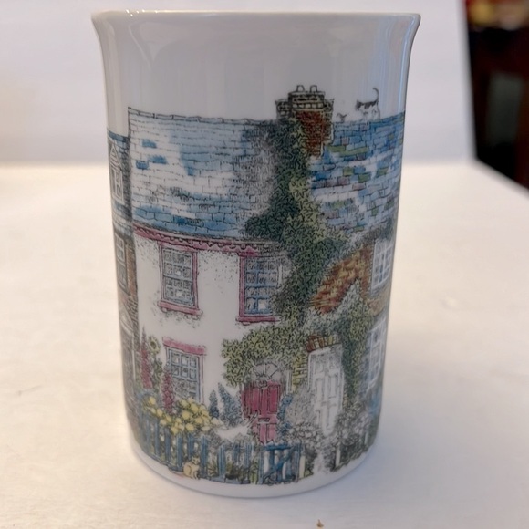 Dunoon Scotland Cottage Coffee Mug cat and squirrel on roof - Picture 2 of 6